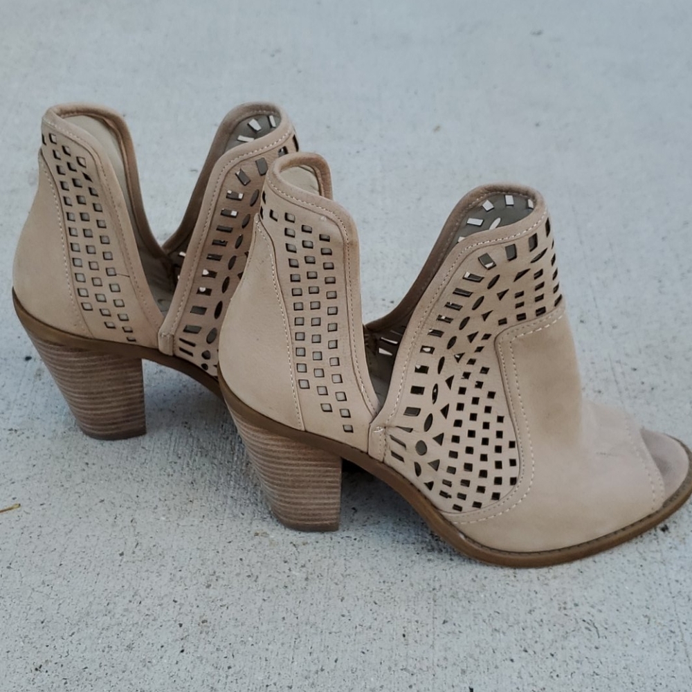 Jessica Simpson neutral cutout heels